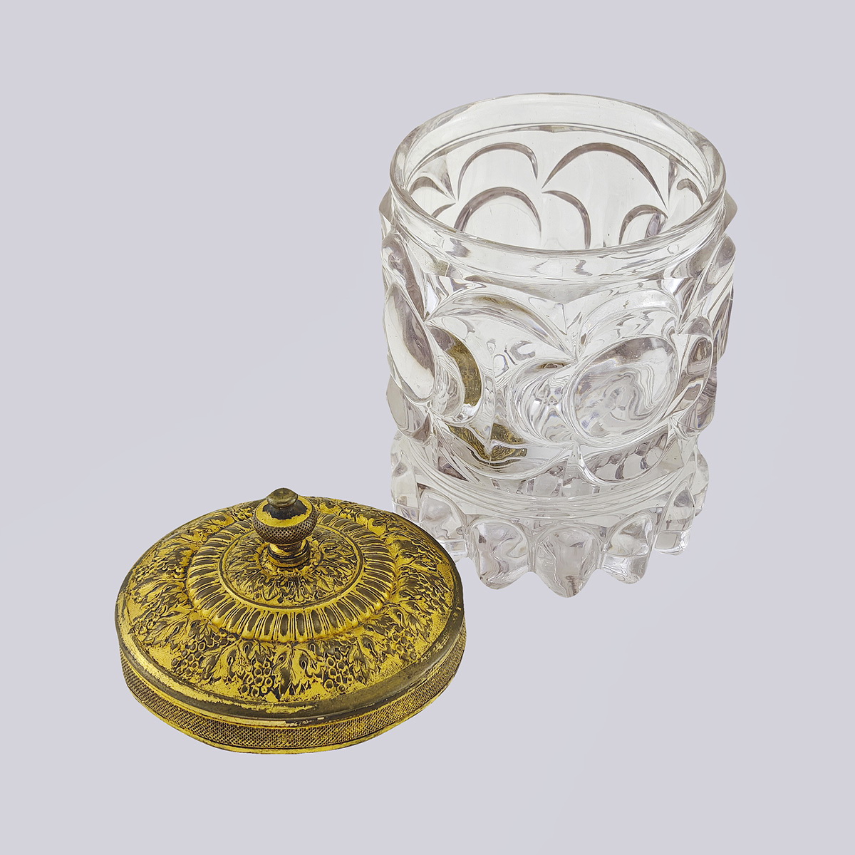 Баночка с крышкой часть туалетного набора 