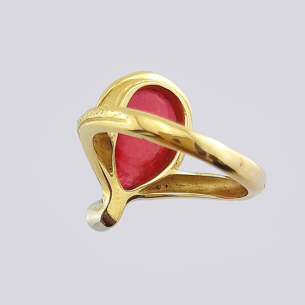 Авторское золотое кольцо с родонитом в виде капли и бриллиантом