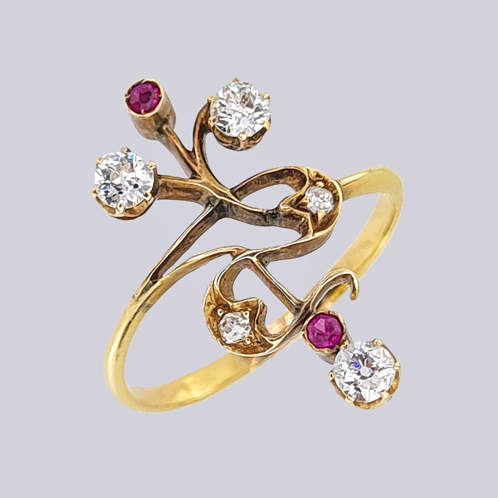 Золотое кольцо в стиле модерн с бриллиантами и рубинами