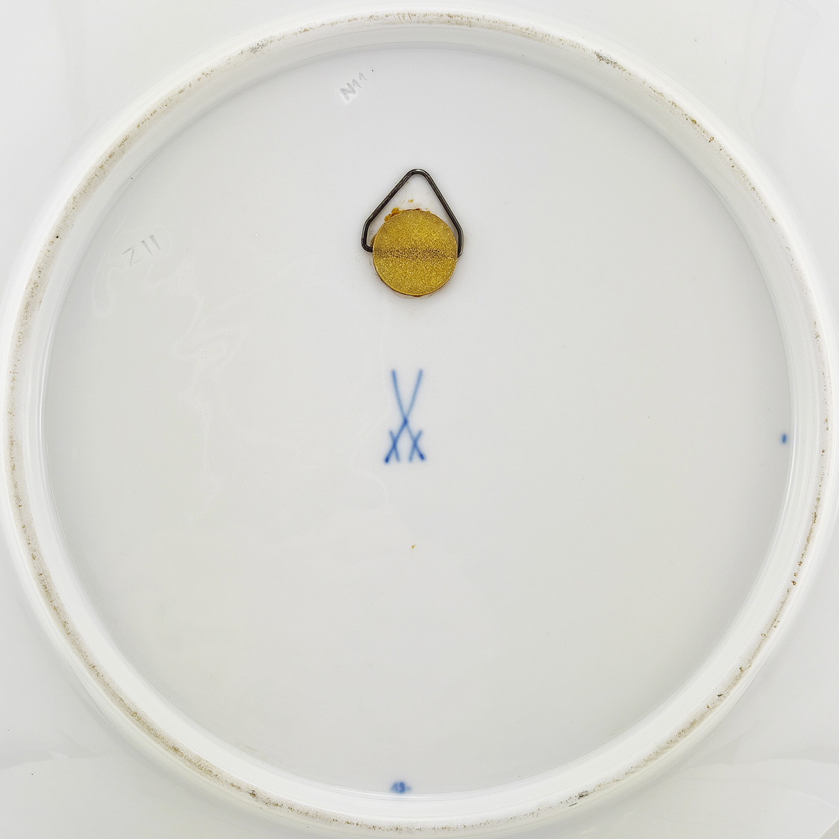 Тарелка из фарфора с изображением клейм фабрики Мейсена (Мейсен, Германия)