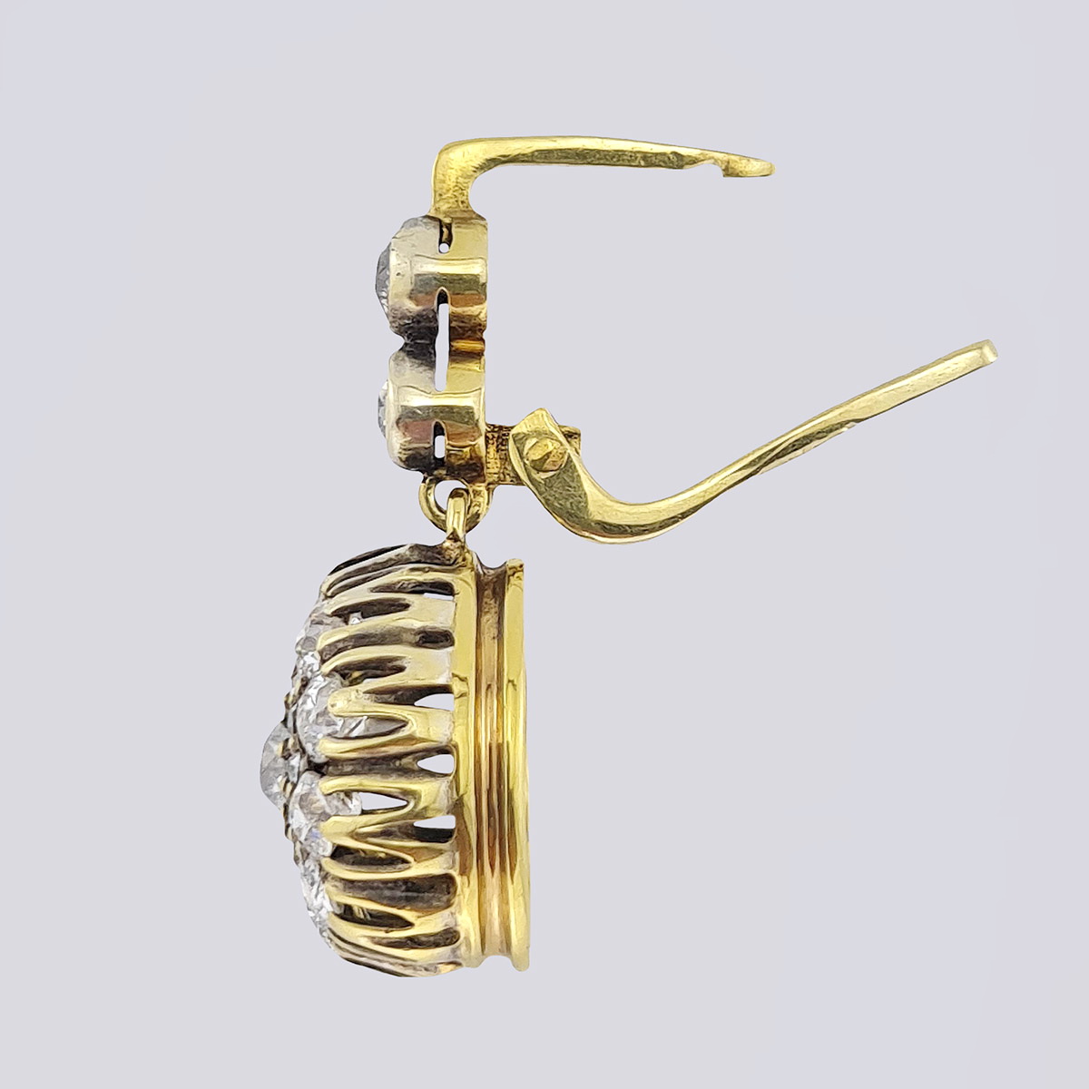 Золотые серьги-подвески с бриллиантами в форме малина
