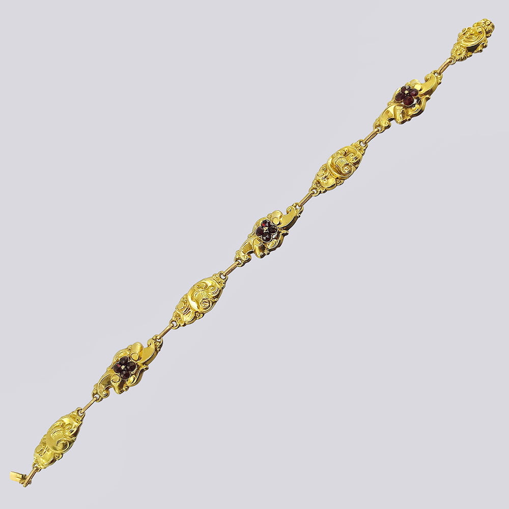 Золотой комплект брошь и браслет с натуральным гранатом в стиле Рококо