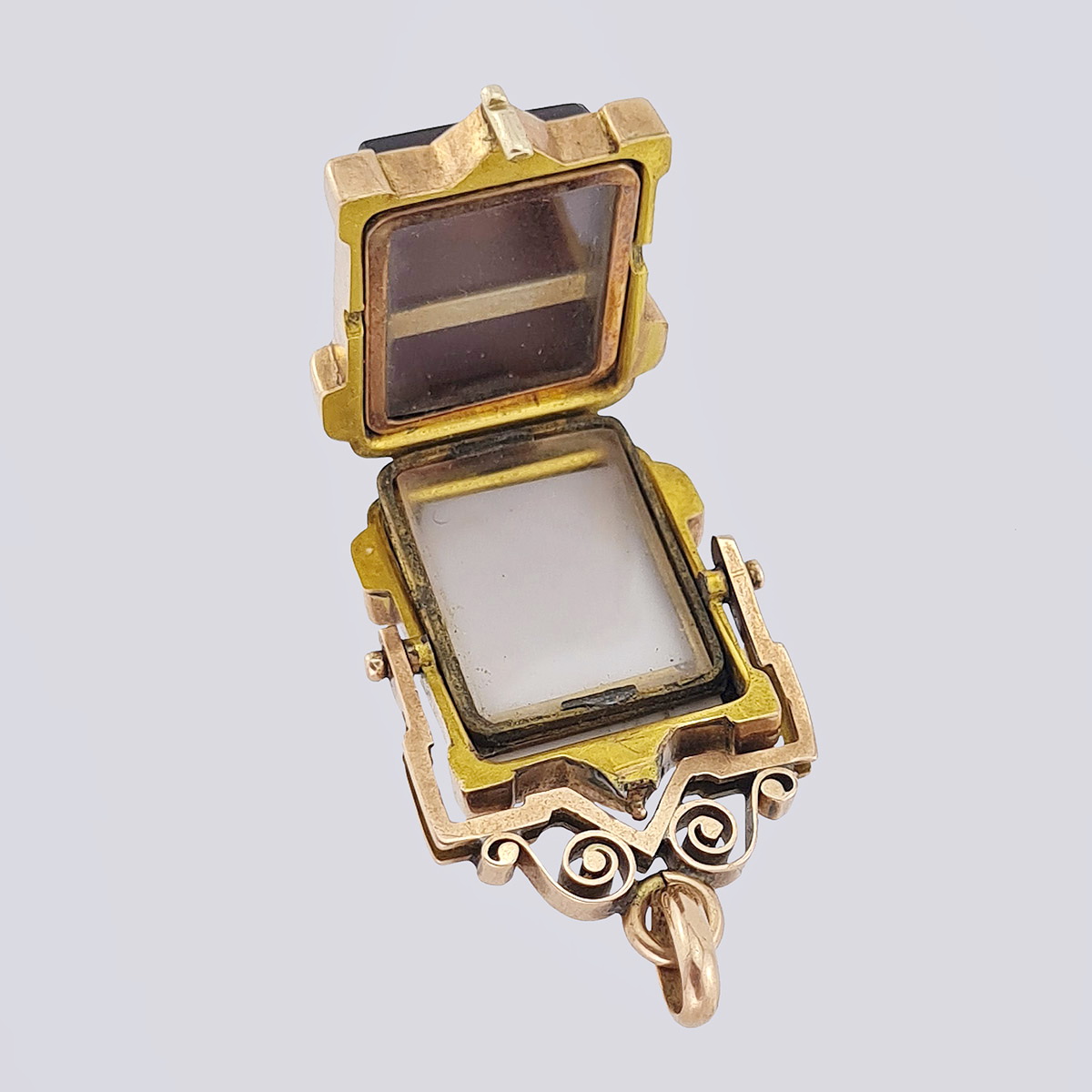 Золотой медальон-подвеска с печатью из оникса и агата (585 проба, 19 в.)