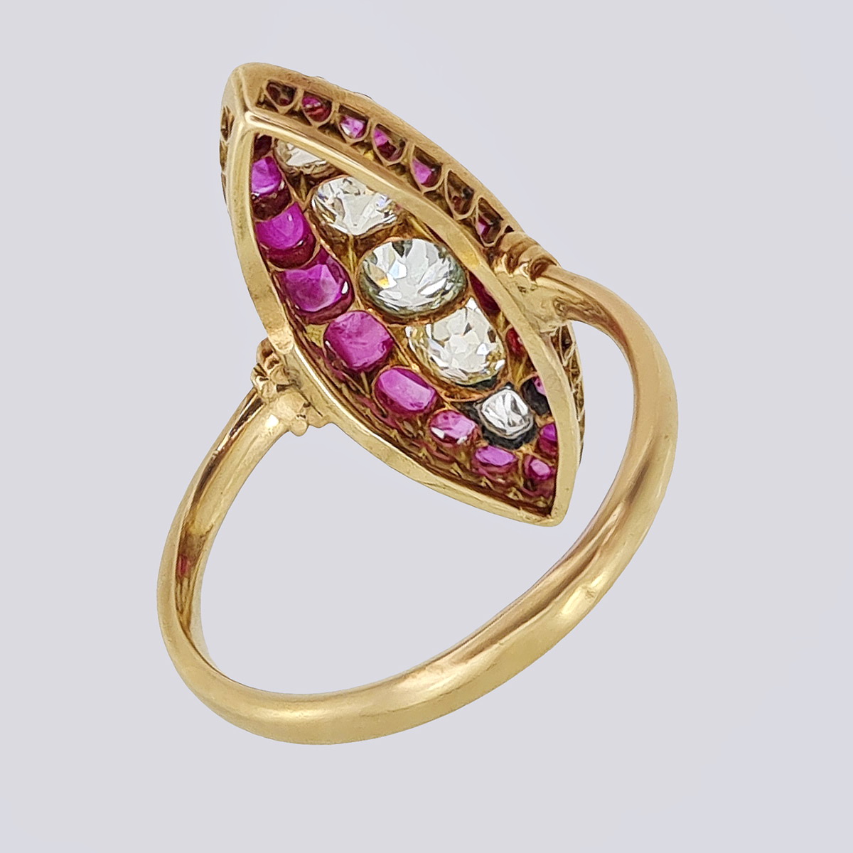 Кольцо маркиз из золота 585-й пробы с бриллиантами и рубинами