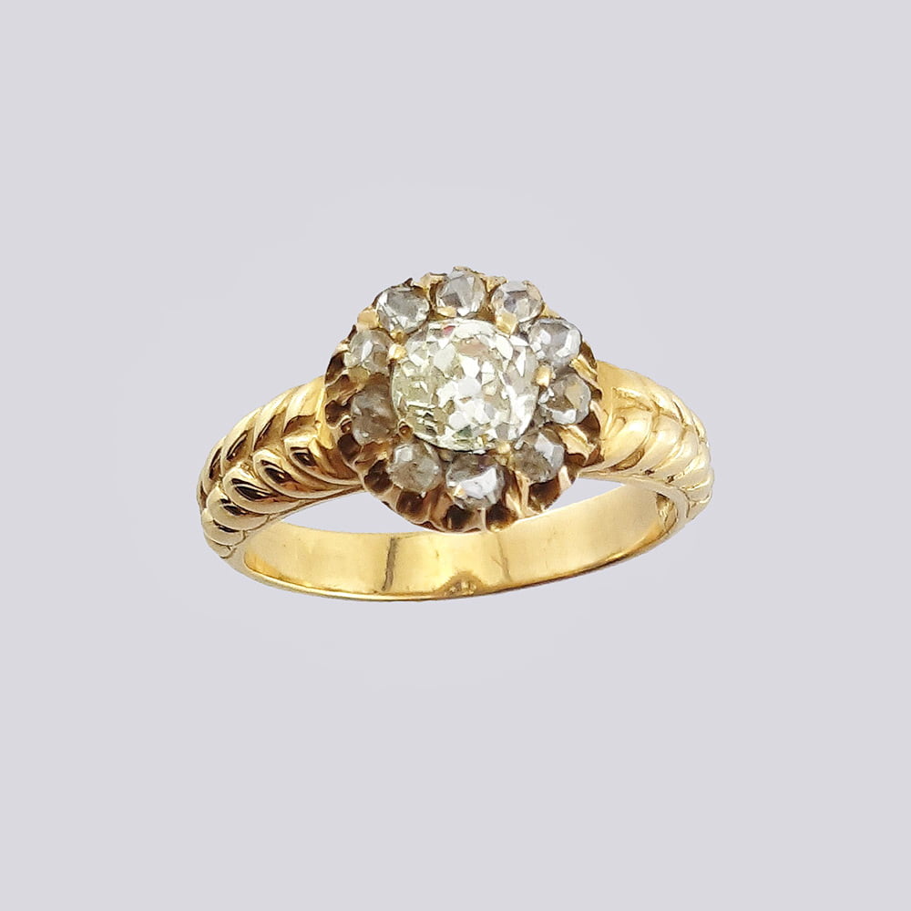 Антикварное золотое кольцо в форме «Малина» с алмазами и бриллиантом