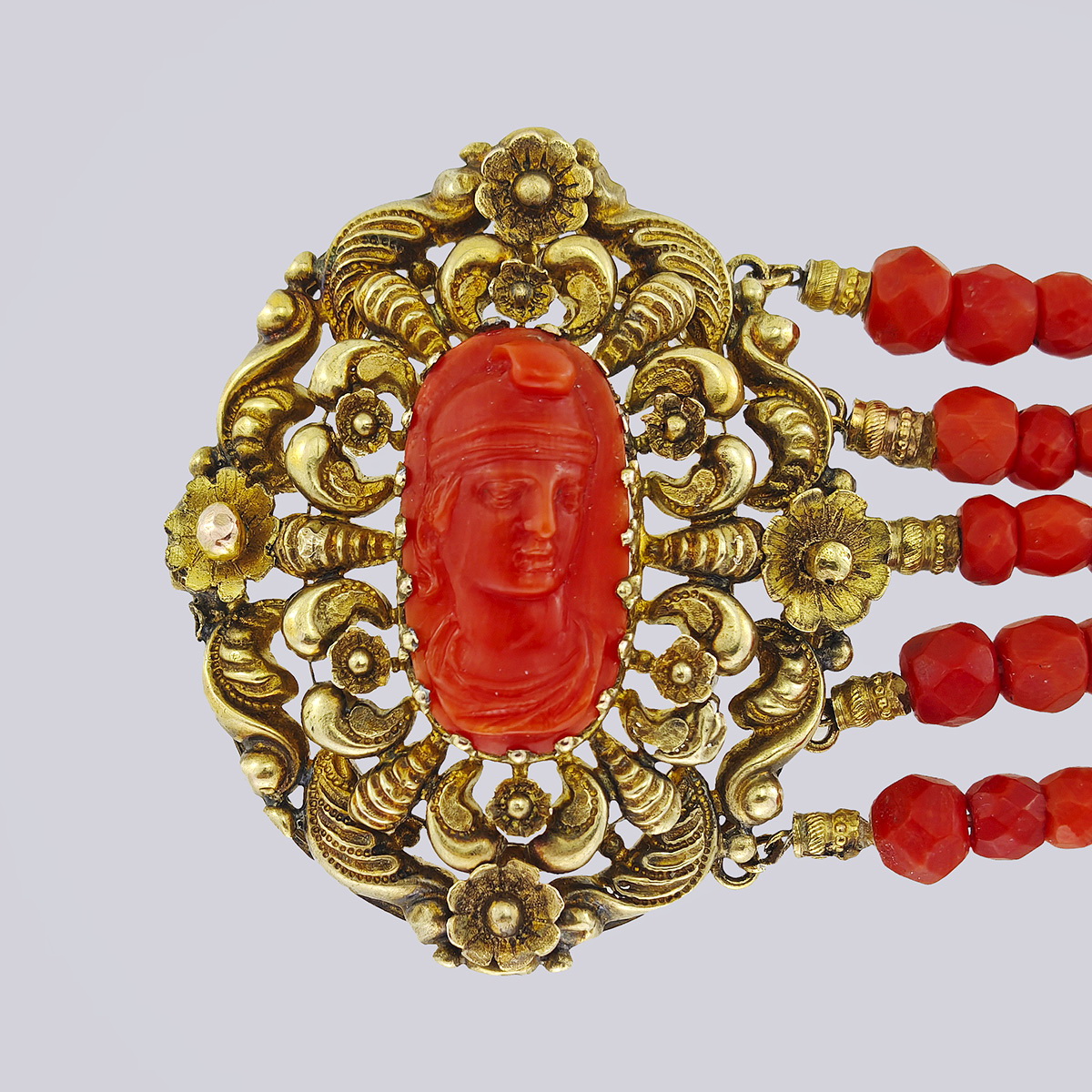 Браслет из натурального граненого коралла с камеей