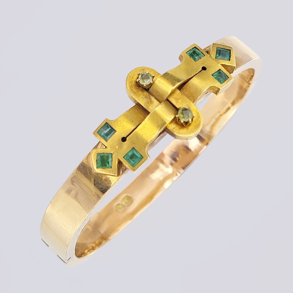 Женский золотой браслет, дутый в русском стиле с природными изумрудами и демантойдами