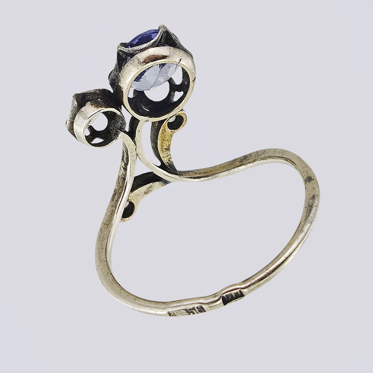 Кольцо с сапфиром и бриллиантами из золота 56-й пробы