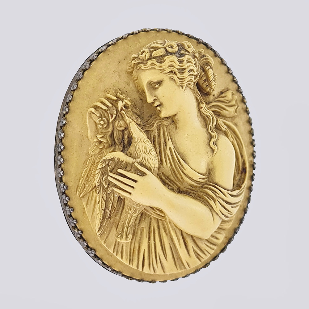 Брошь камея с резьбой по лаве в серебре 19 века (Италия)