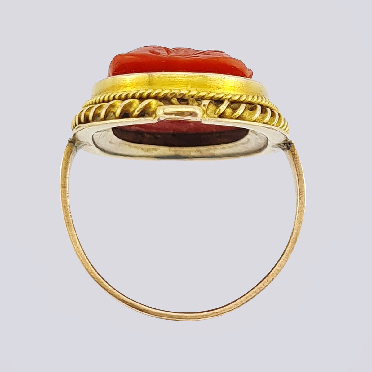 Антикварное золотое кольцо с резным кораллом середины 19 века