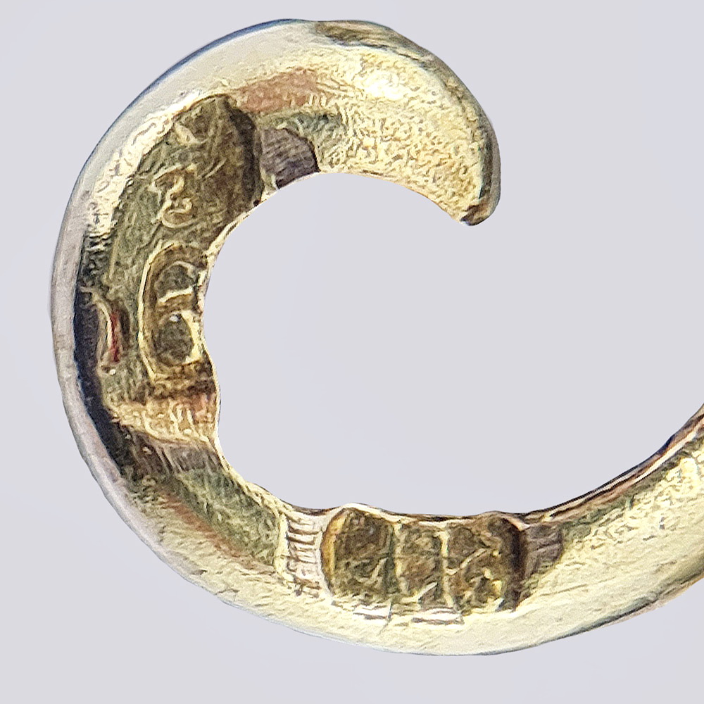 Золотая брошь «Лилия» с сапфиром, бриллиантом и жемчугом