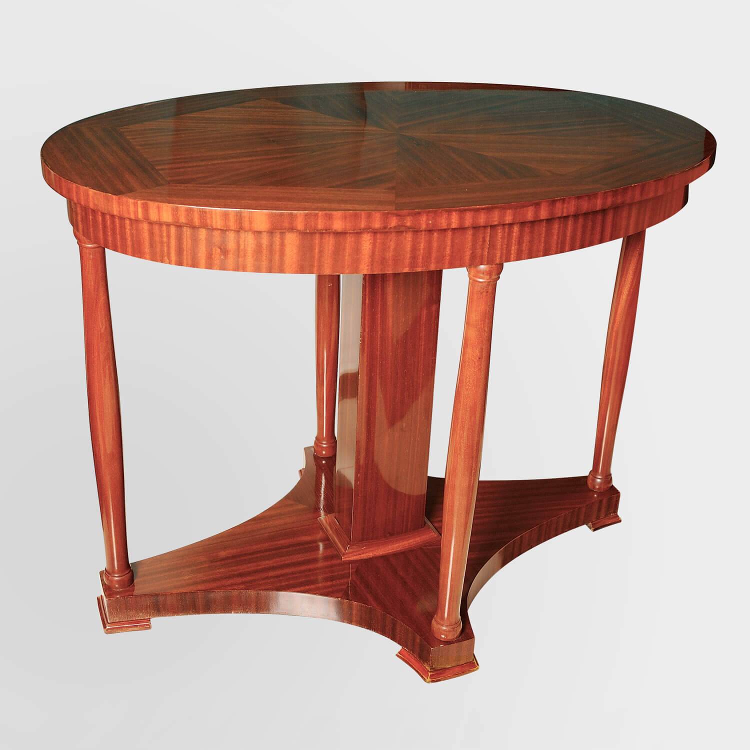 Овальный гостиный стол из красного дерева начала 20 века