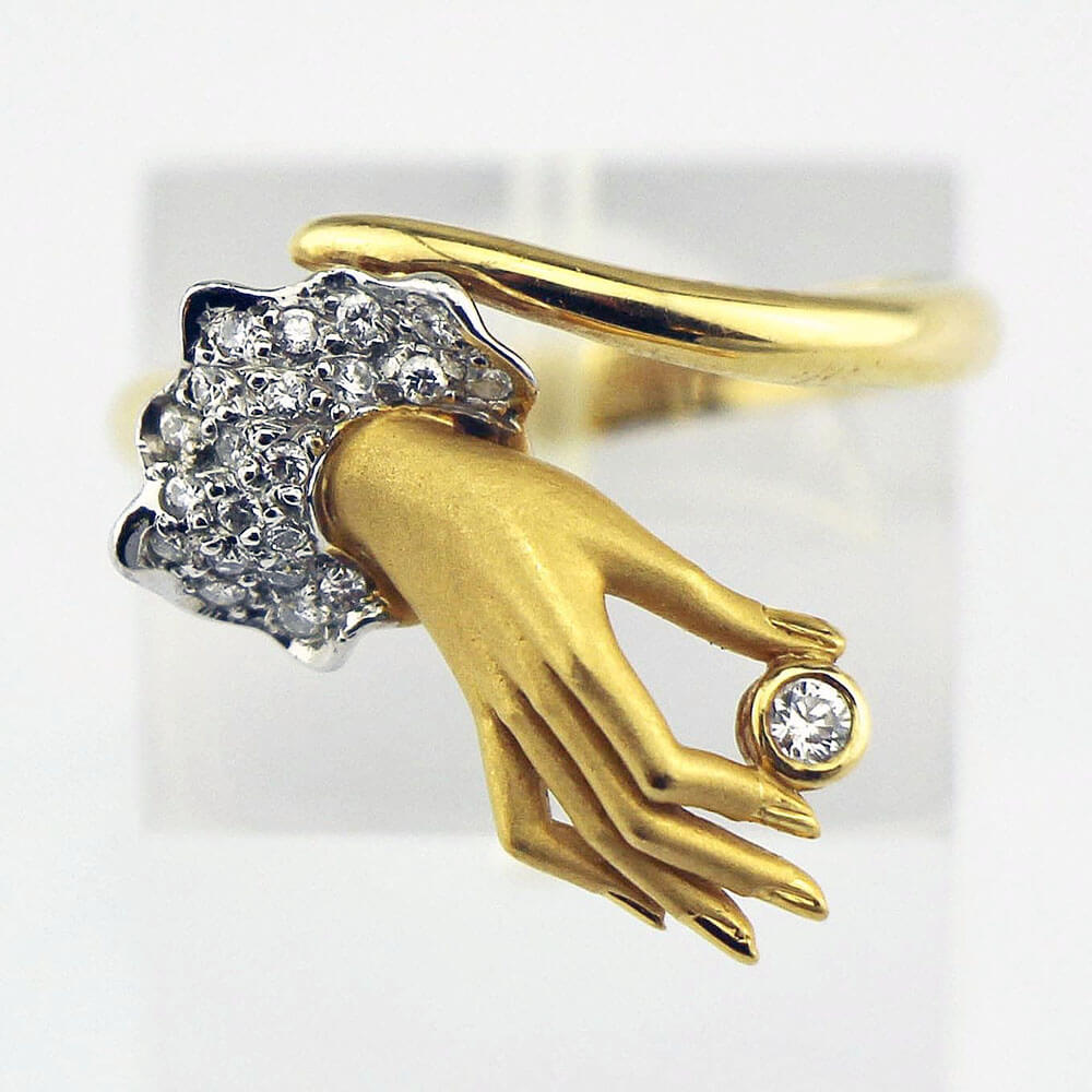 defect Moment uitdrukking Кольцо Carrera-y-Carrera в форме женской руки с бриллиантами из золота 750  пробы купить