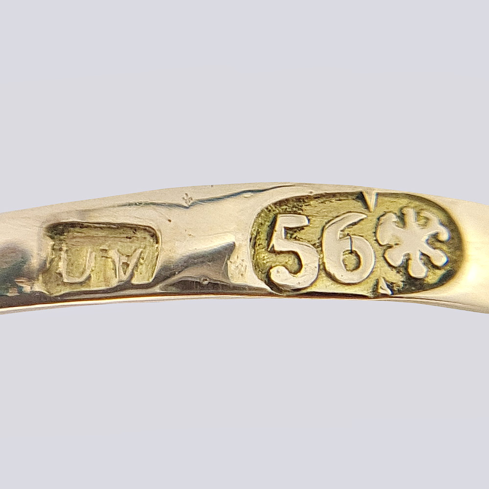 Кольцо золотое 56 пробы с природным сапфиром кабашоном и бриллиантами 