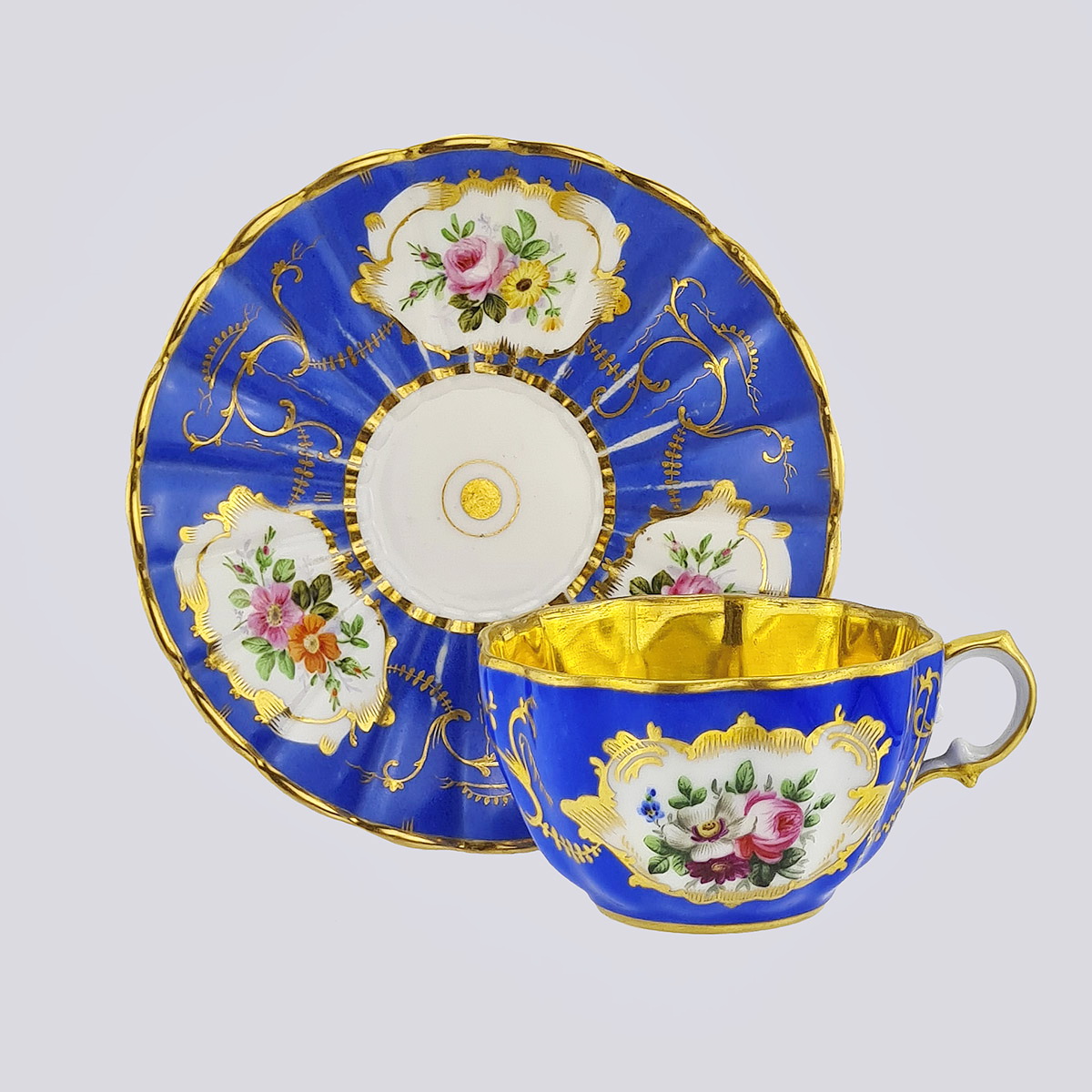 Чайная пара Императорского фарфорового завода периода Александра Второго на голубом фоне