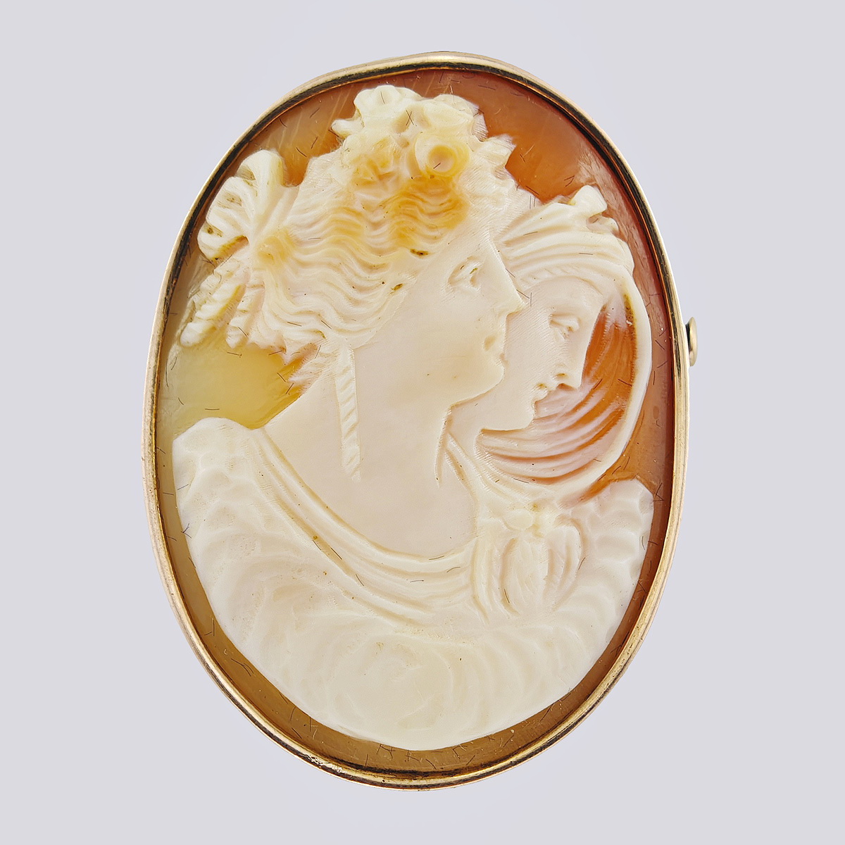 Брошь камея на раковине «Два возраста»