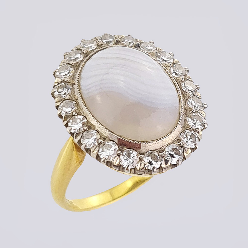 Кольцо золотое с белым агатом и якутскими бриллиантами