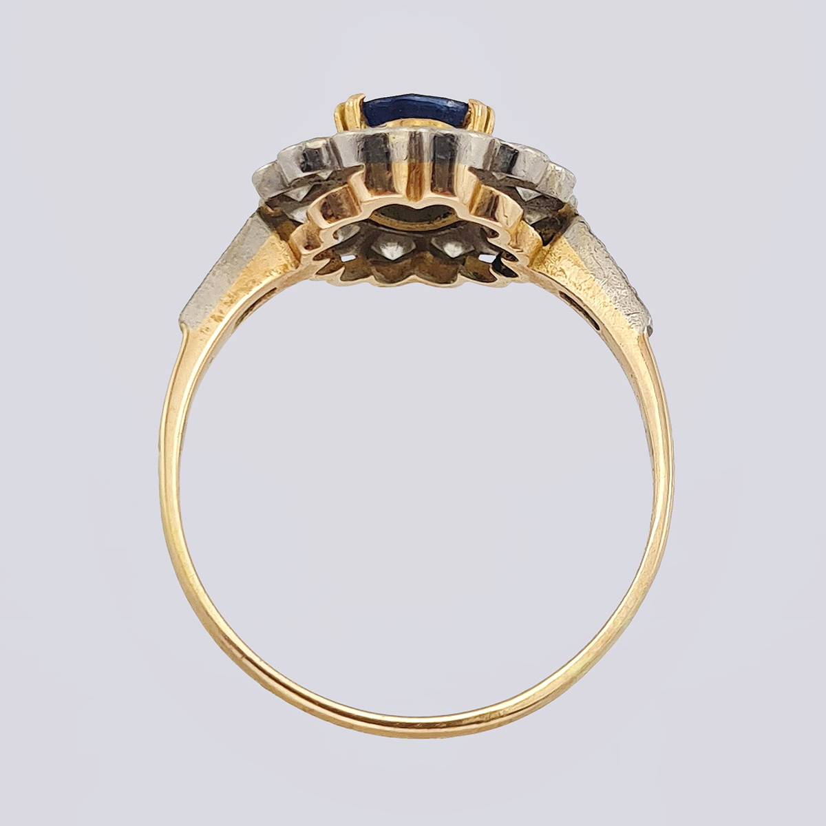 Золотой комплект серьги (750 пр.) и кольцо (585 пр., 19 размер) с бриллиантами и природными сапфирами
