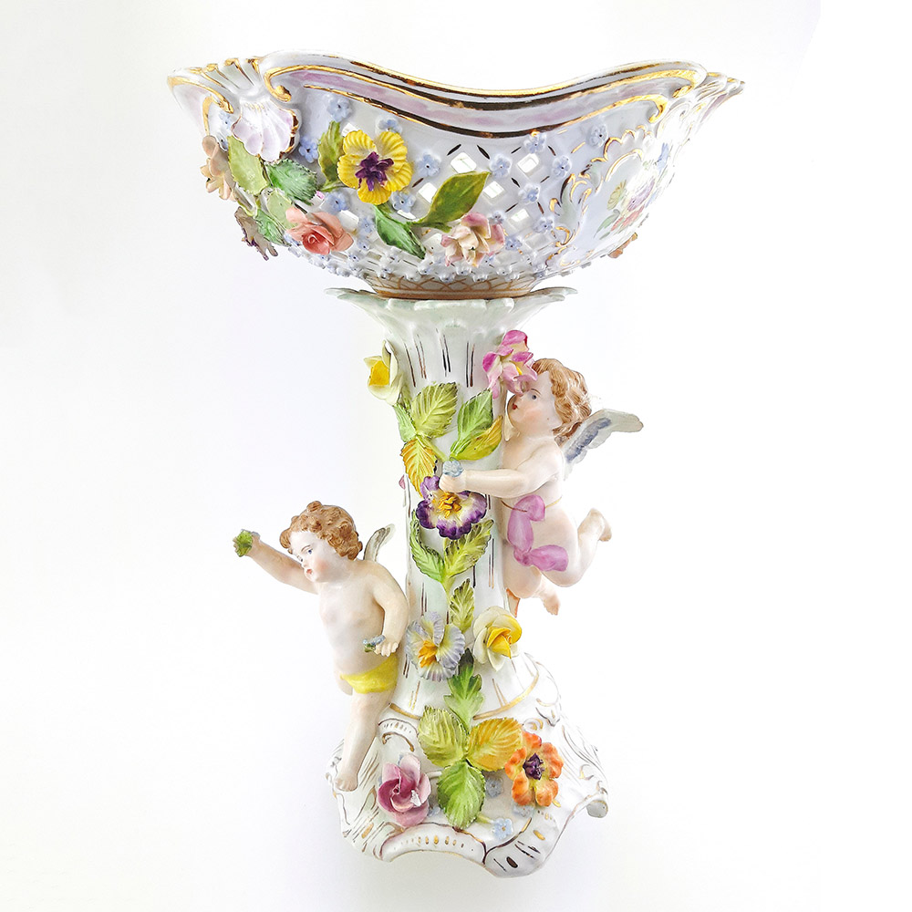 Фарфоровая ваза для фруктов с путти в лепных цветах 19 века