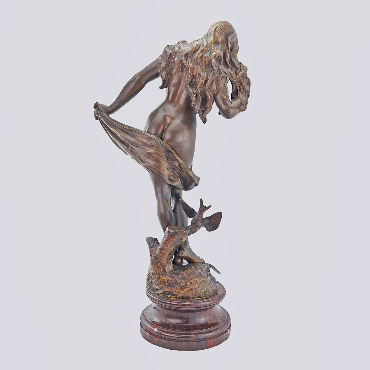 Скульптура «Девушка с голубями» из бронзы конца 19 века (E. Wante)