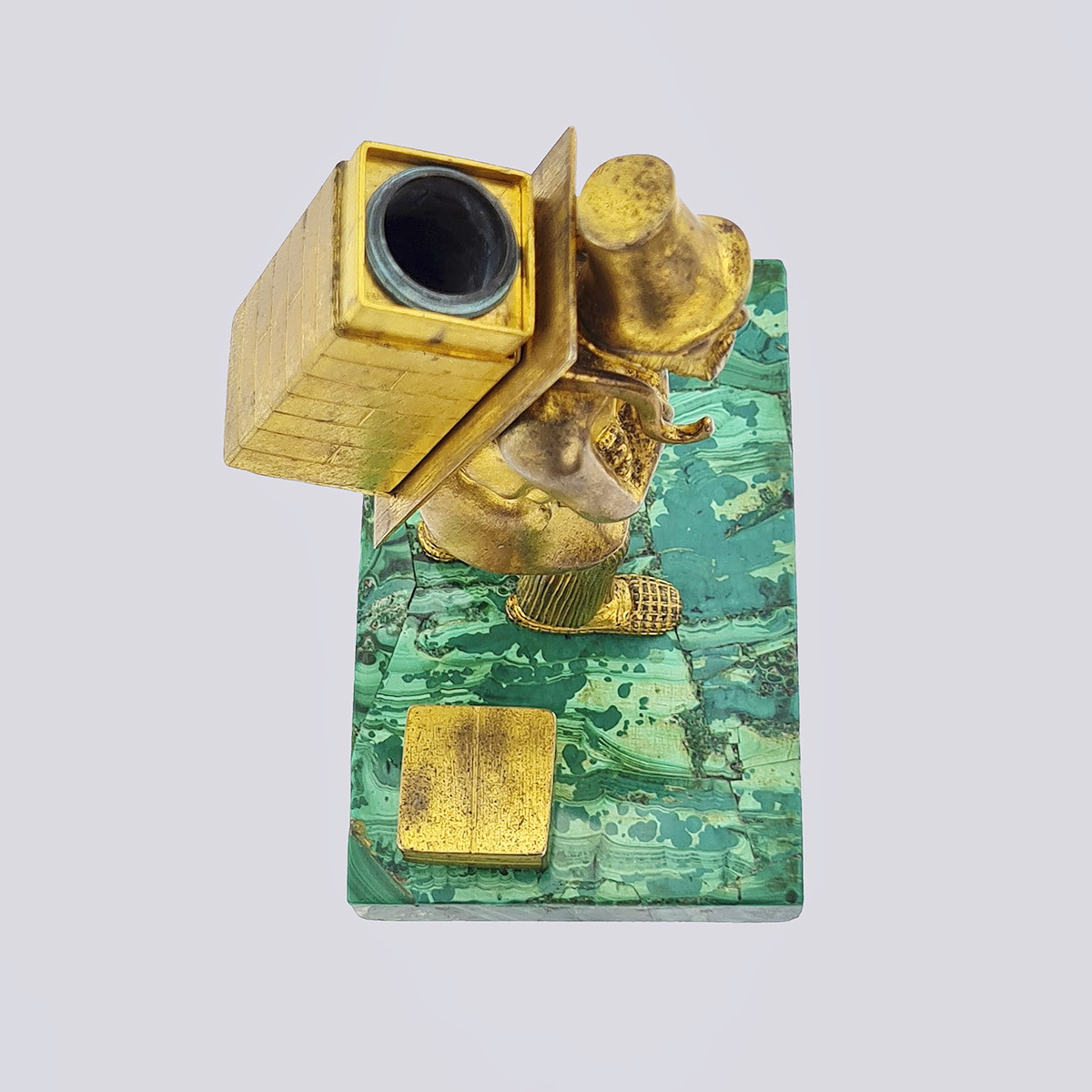 Чернильница «Рабочий козонос» бронза литье на подставке из малахита