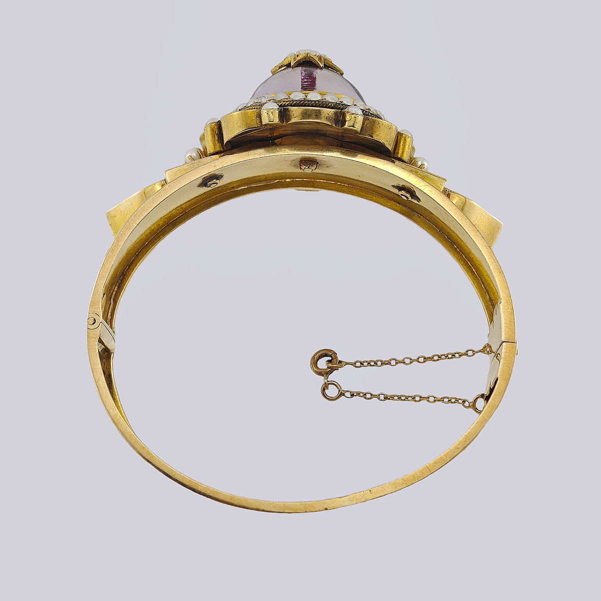 Браслет жесткий с природным гранатом огранки кабошон и речным жемчугом