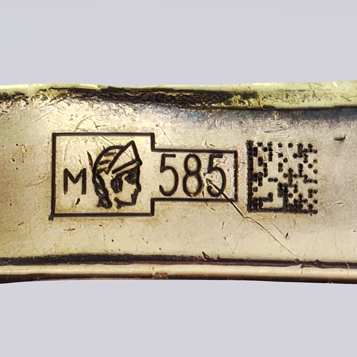 Брошь ветка из золота с бриллиантами и алмазами 