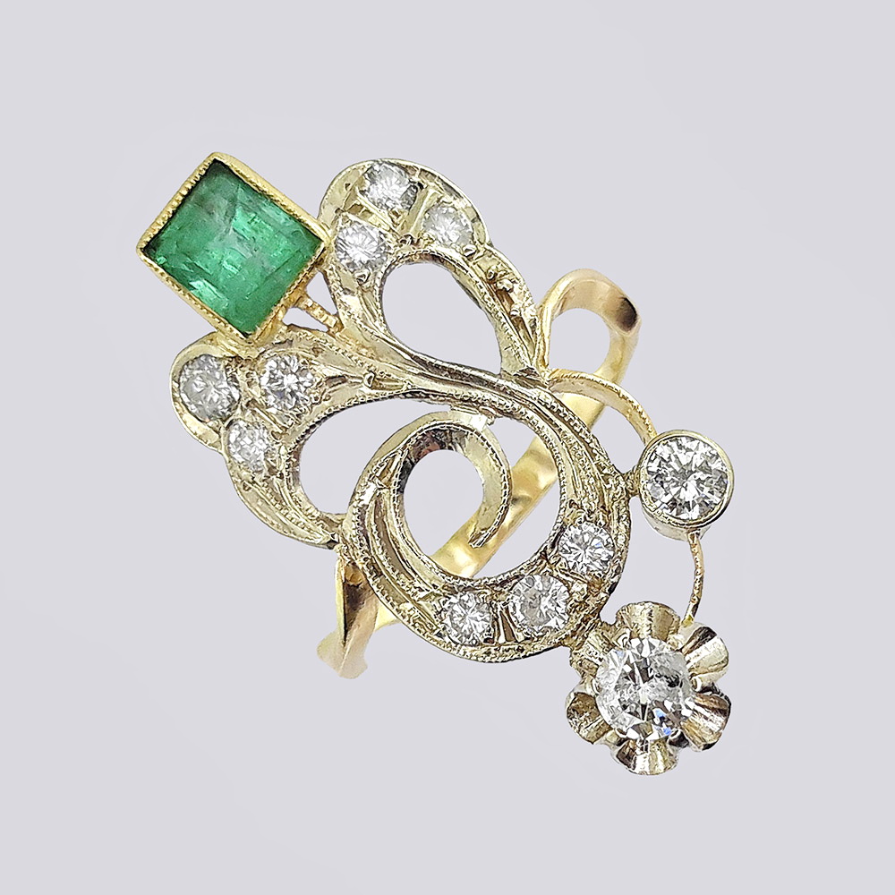 Кольцо в форме ветка с якутскими бриллиантами и уральским изумрудом