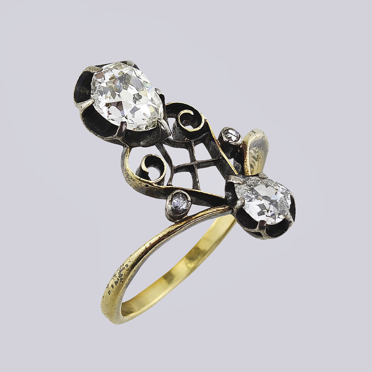 Кольцо золотое с бриллиантом капля 