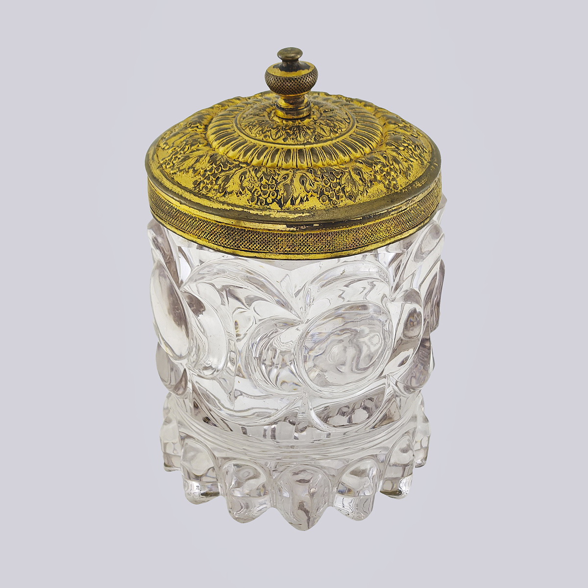 Баночка с крышкой часть туалетного набора 