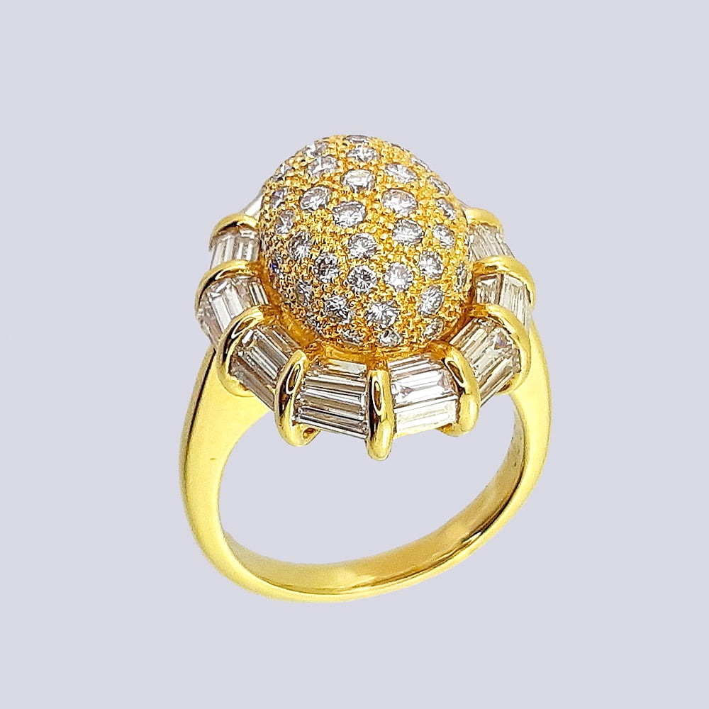 Золотое кольцо 750 пробы с бриллиантами разной огранки 