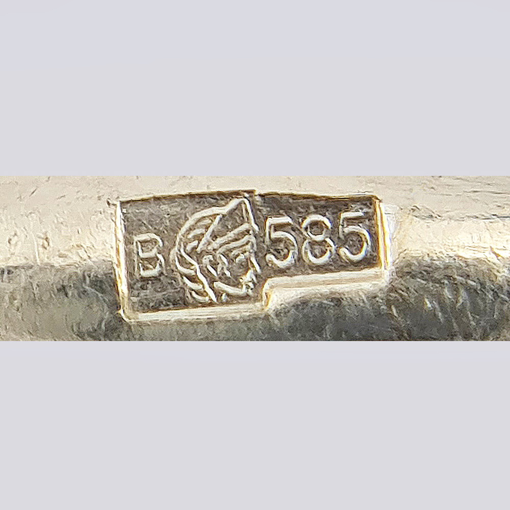 Кольцо малина с бриллиантами старой огранки и сапфиром из белого золота 585 пробы 19 века