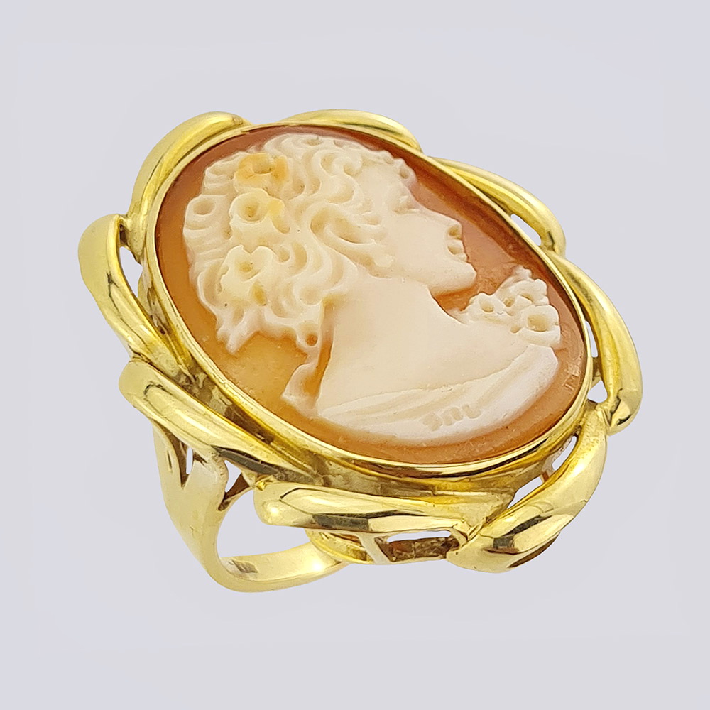 Золотое кольцо 750 пробы профиль девушки камея на раковине