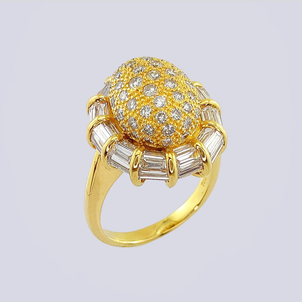 Золотое кольцо 750 пробы с бриллиантами разной огранки 