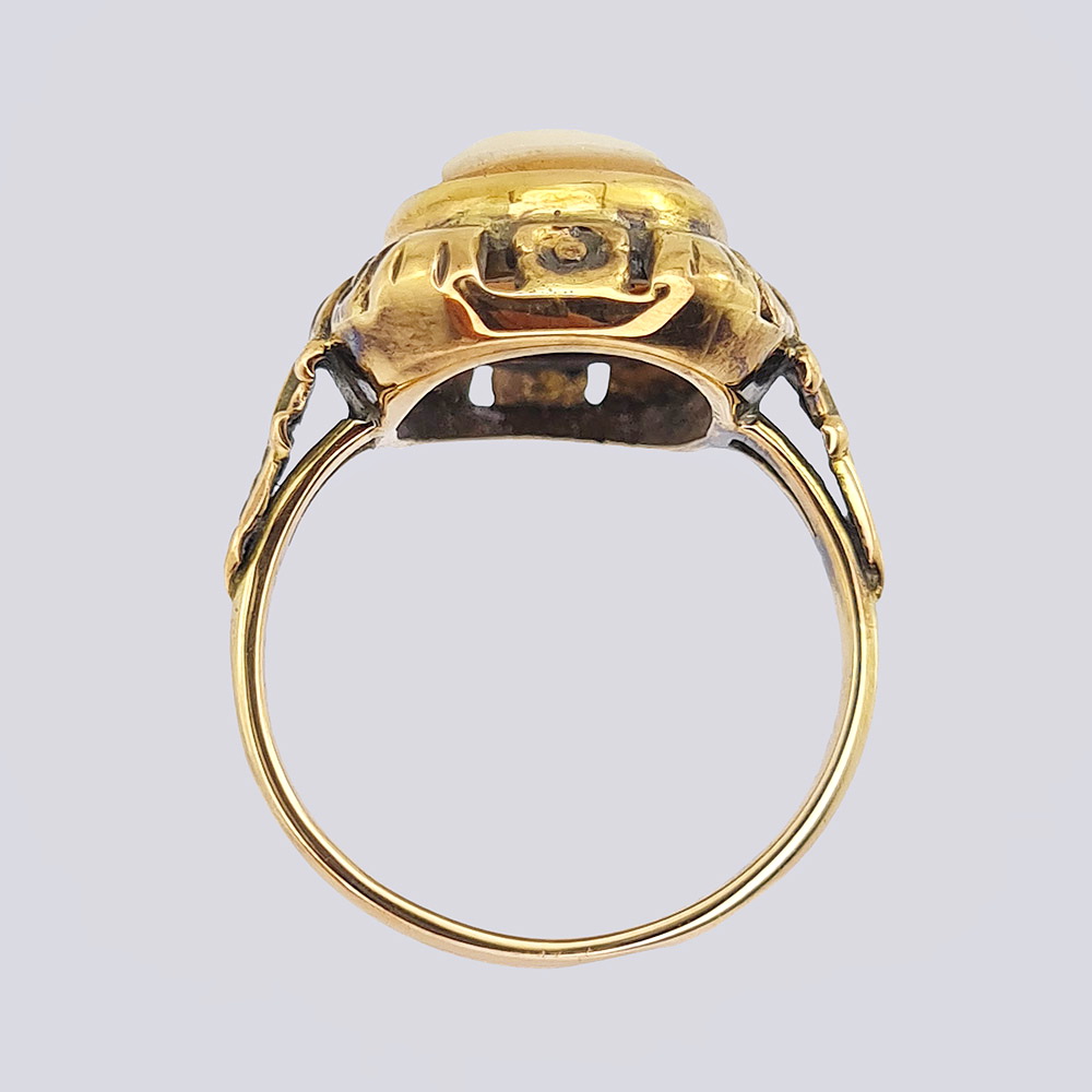 Золотое кольцо с камеей на раковине (СССР, 583 проба)