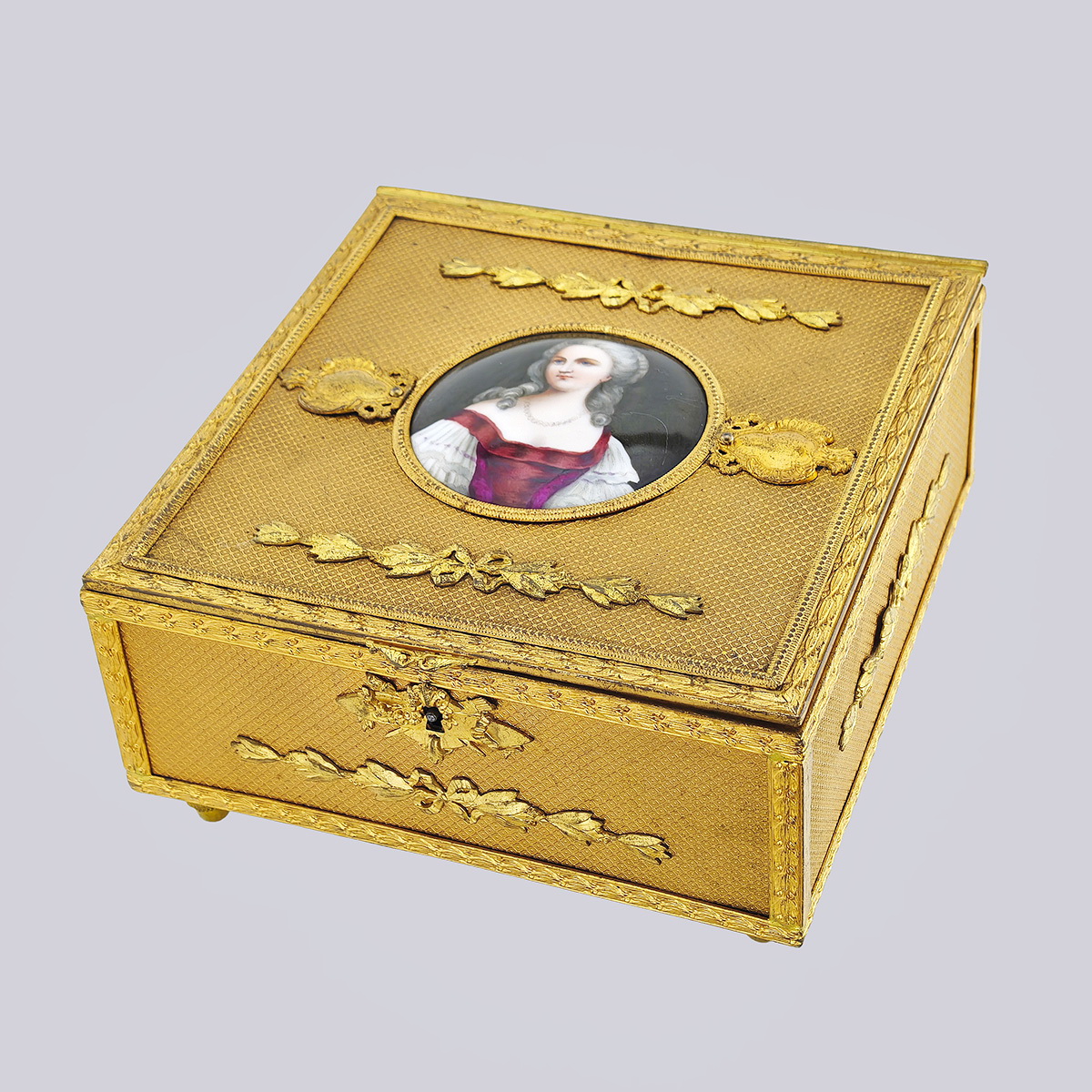 Европейская шкатулка с миниатюрой «Портрет девушки» из латуни с бронзовыми накладками 