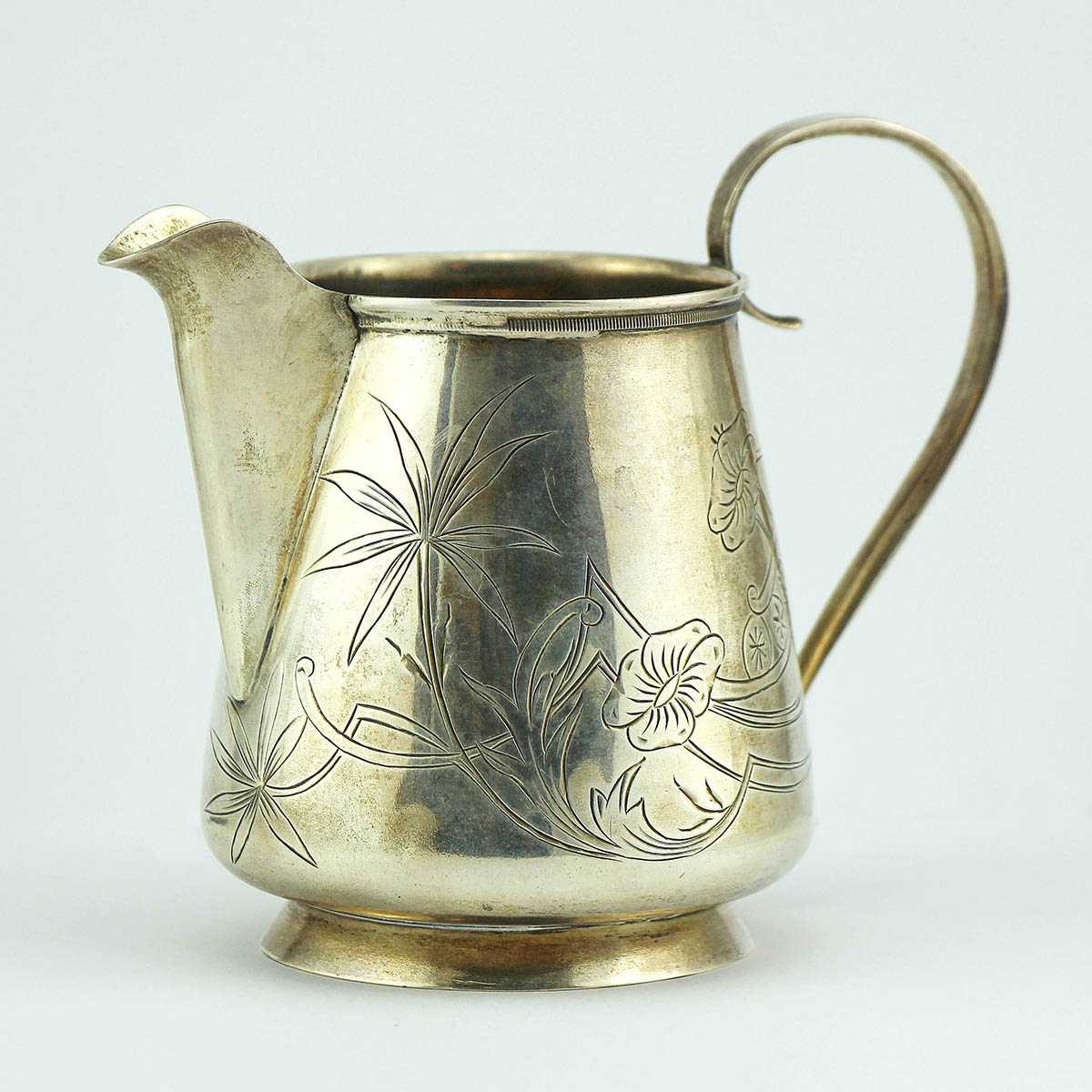 Молочник с цветочной гравировкой из серебра 84 пробы конца 19 века