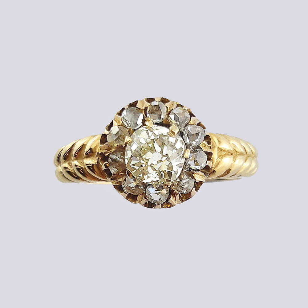 Антикварное золотое кольцо в форме «Малина» с алмазами и бриллиантом