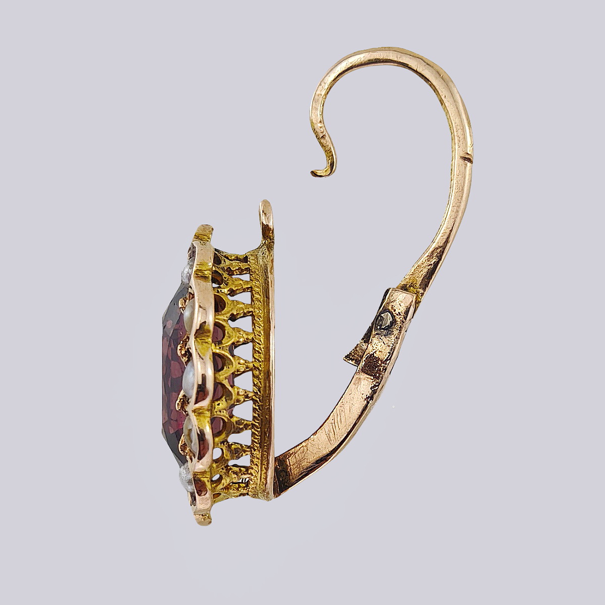 Серьги золотые 56 пробы в форме малины с природными гранатами и речным жемчугом 