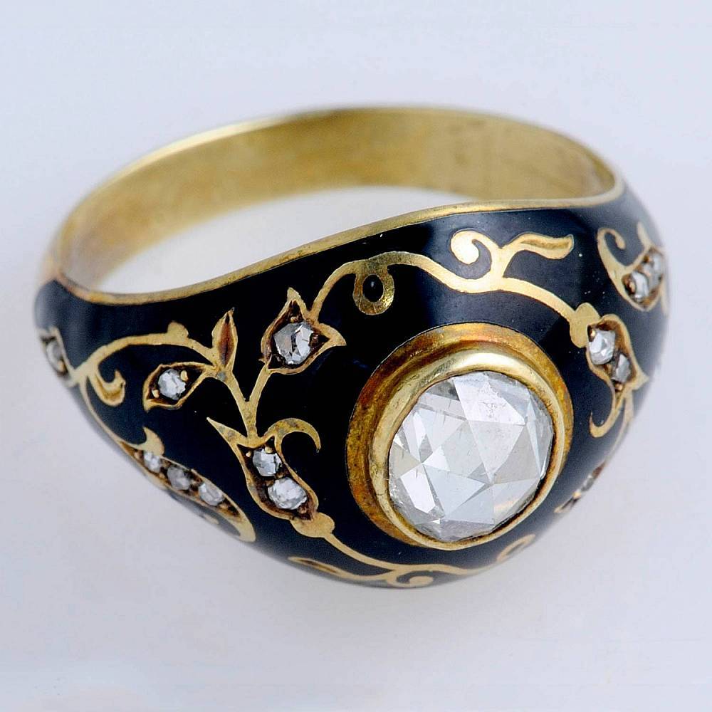 Авторское кольцо с черной эмалью и алмазом из золота 56 пробы