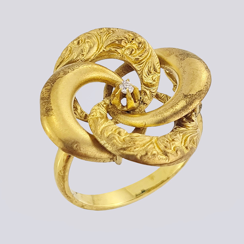 Золотое кольцо 585 пробы в виде цветка с бриллиантом