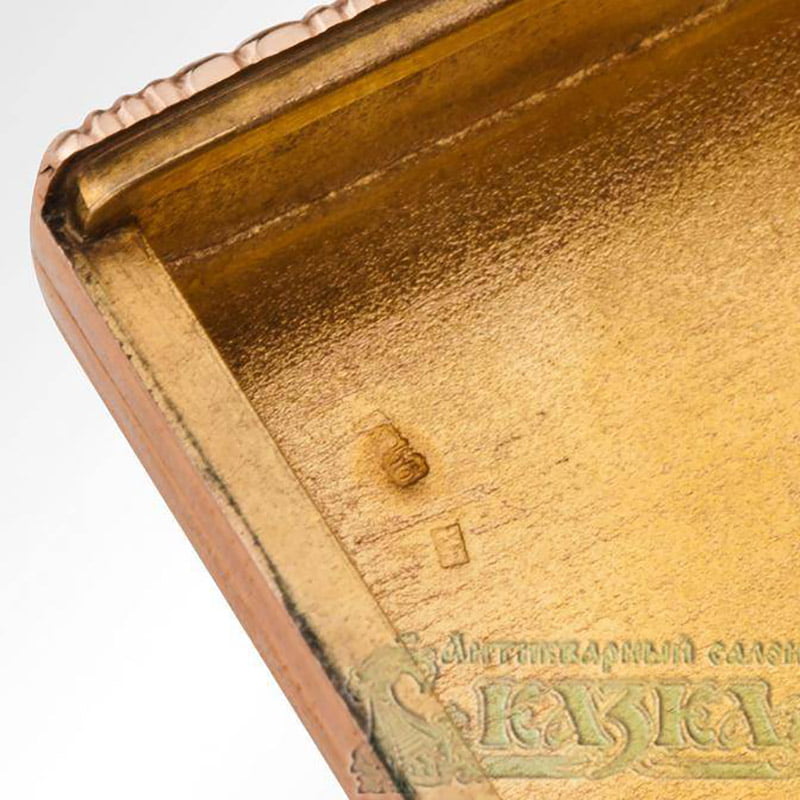 Портсигар из золота 56 пробы с сапфиром «Кабошон» 20 века (К. Фаберже)