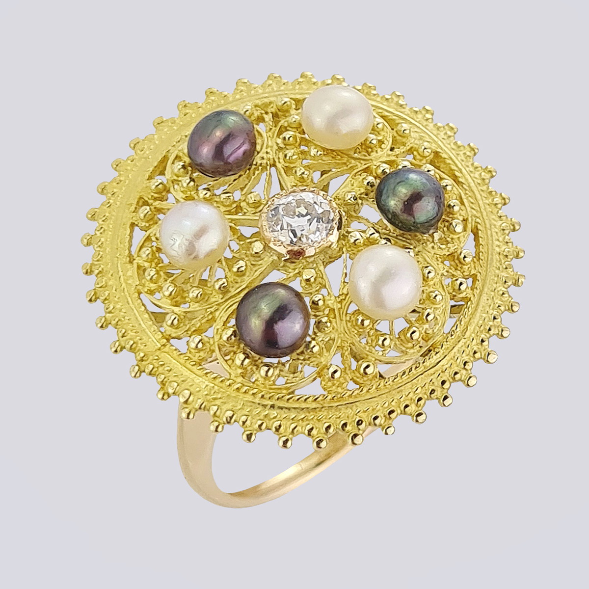 Кольцо золотое с бриллиантом и разноцветным жемчугом в скане
