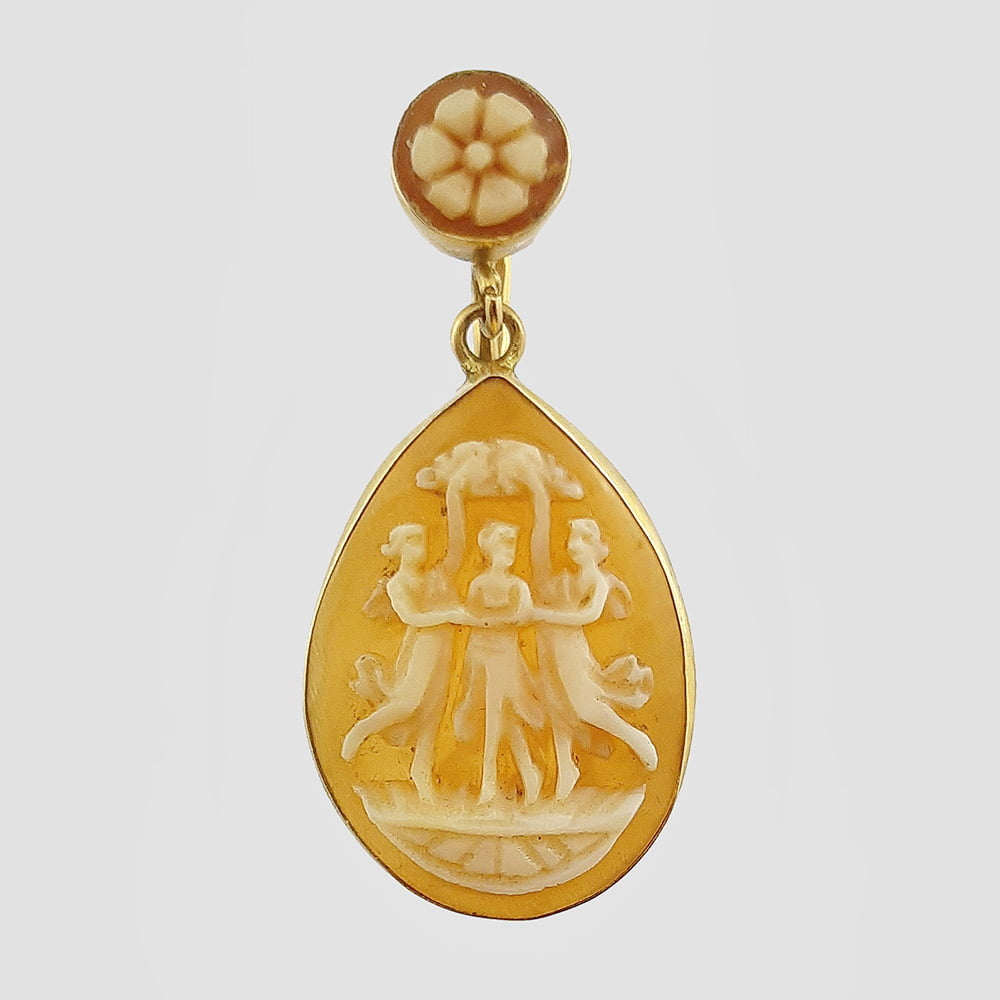 Комплект клипсы и кольцо «Три грации» с камеями на раковине из золота 750 пробы (20 век, Италия)