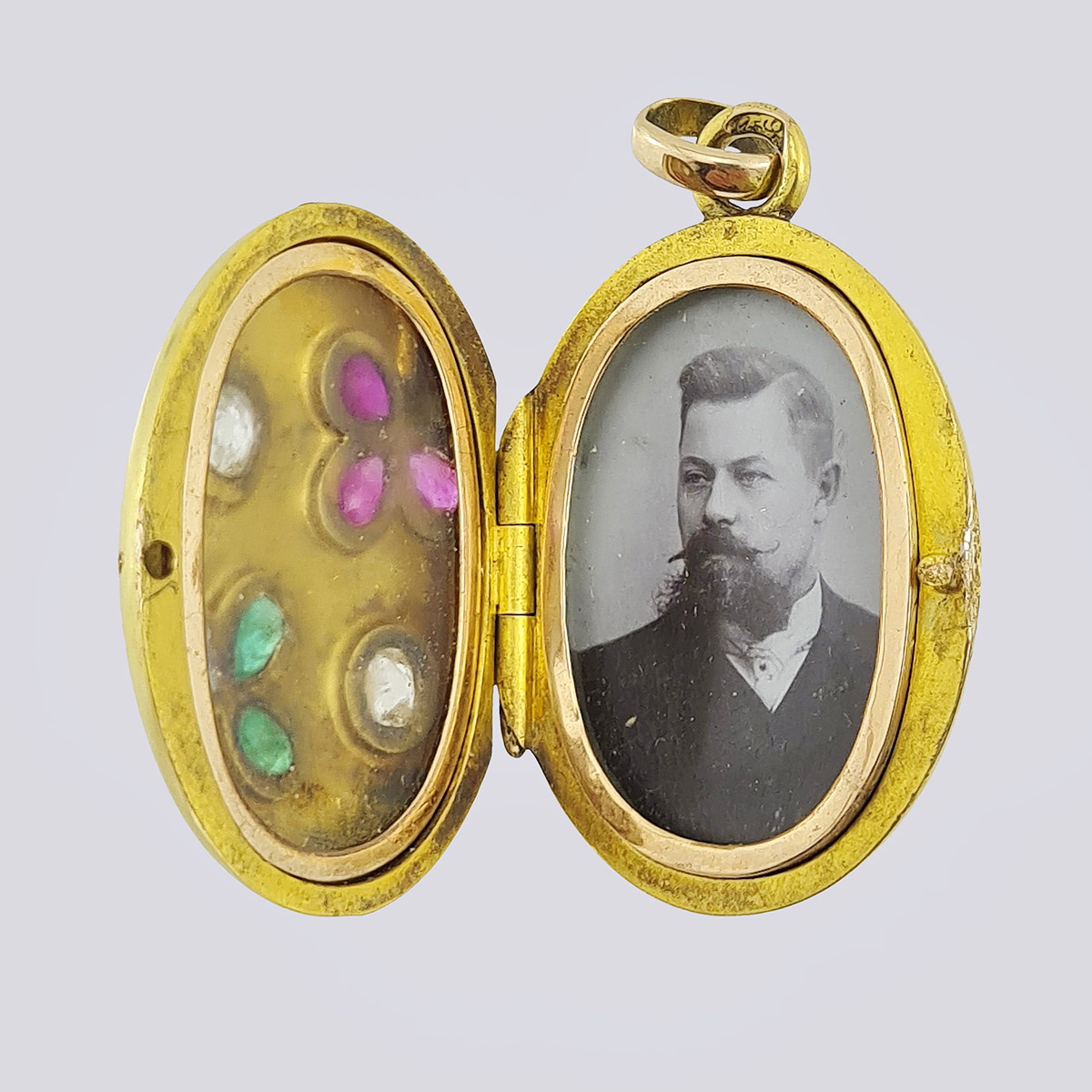 Медальон антикварный золотой 56 пробы с бриллиантами старой огранки, рубинами и изумрудами природными