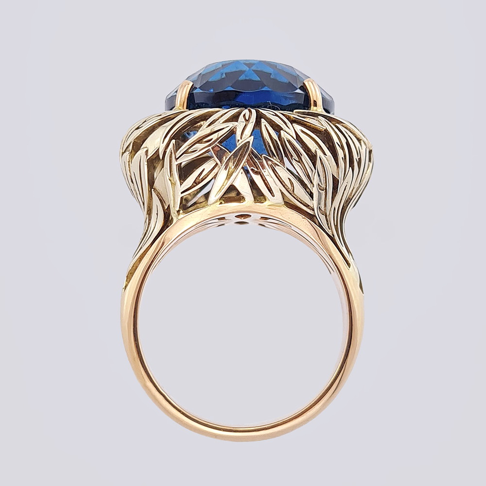 Авторское кольцо с голубым топазом из золота 585 пробы