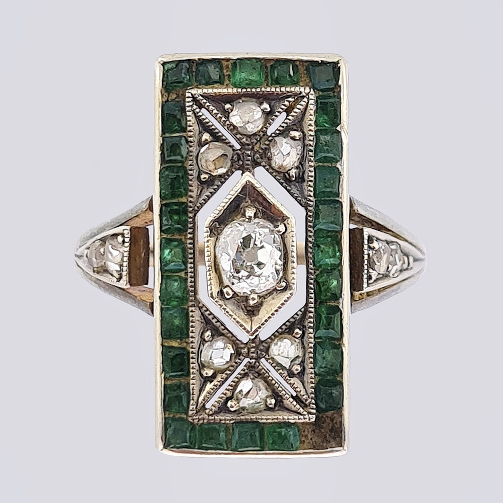 Кольцо из золота 583 пробы с алмазами и зелёными вставками