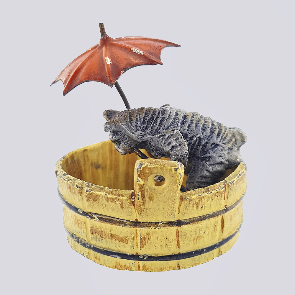 Мини статуэтка «Кошка под зонтом» начала 20 века