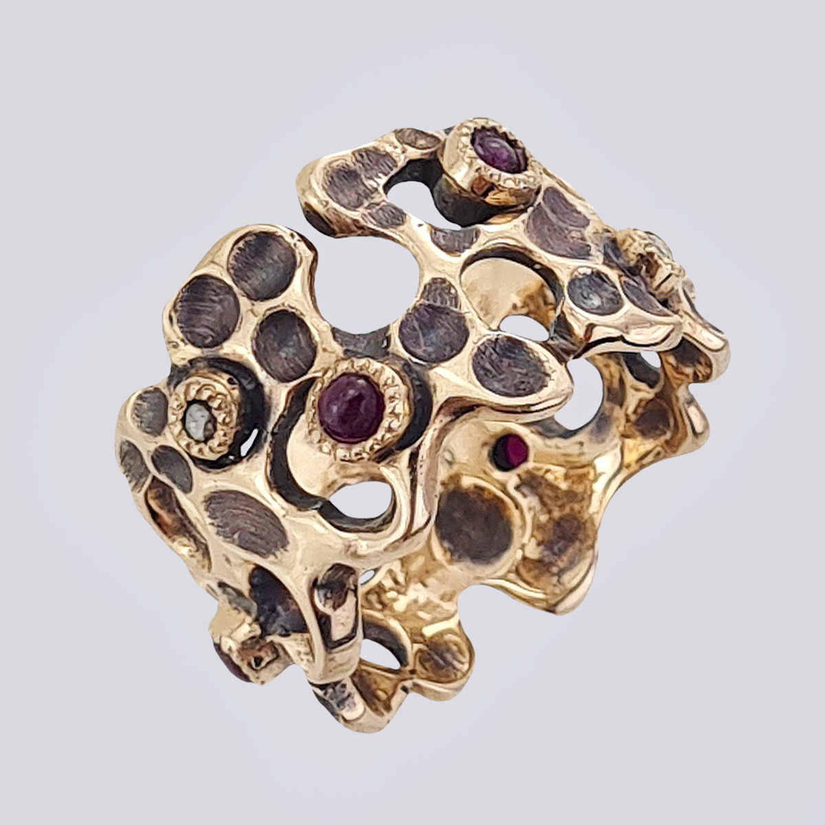 Авторское широкое кольцо из золота 585 пробы с рубинами и бриллиантами