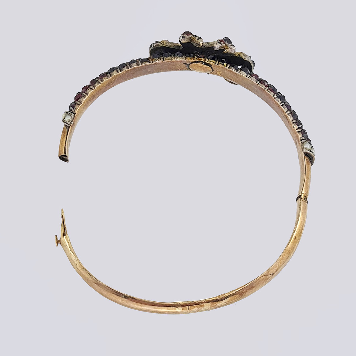 Антикварный золотой браслет «Бант» 56 пробы с природными гранатами